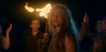 Movie still from “Barbarians” (2020), created by Arne Nolting – A woman with long hair standing next to a man; Close Up shot, Over the shoulder angle