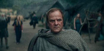 Movie still from “Barbarians” (2020), created by Arne Nolting – An older man wearing a blanket and a scarf; Close Up shot, Low angle