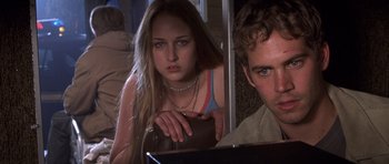 Movie still from “Joy Ride” (2001), directed by John Dahl – A woman and a man are sitting next to each other on a bus; Close Up shot, Over the shoulder angle