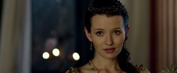 Movie still from “Pompeii” (2014), directed by Paul W.S. Anderson – A person wearing a tiara; Close Up shot, Over the shoulder angle