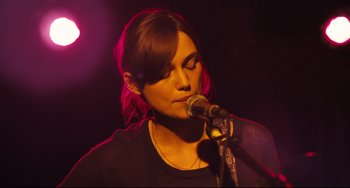 Movie still from “Begin Again” (2013), directed by John Carney – Close Up shot, Over the shoulder angle