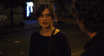 Movie still from “Begin Again” (2013), directed by John Carney – Close Up shot, Over the shoulder angle