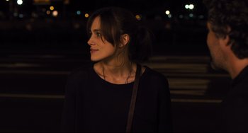 Movie still from “Begin Again” (2013), directed by John Carney – Close Up shot, Over the shoulder angle