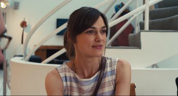 Movie still from “Begin Again” (2013), directed by John Carney – Close Up shot, Over the shoulder angle