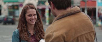 Movie still from “Berlin Syndrome” (2017), directed by Cate Shortland – A young woman smiling at a man on a street; Close Up shot, Over the shoulder angle