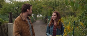 Movie still from “Berlin Syndrome” (2017), directed by Cate Shortland – A man and a woman are standing in a park; Medium shot, Over the shoulder angle