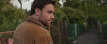 Movie still from “Berlin Syndrome” (2017), directed by Cate Shortland – A person wearing a brown jacket; Close Up shot, Over the shoulder angle