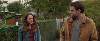 Movie still from “Berlin Syndrome” (2017), directed by Cate Shortland – A man and a woman standing next to each other on a sidewalk; Medium shot, Over the shoulder angle