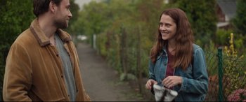 Movie still from “Berlin Syndrome” (2017), directed by Cate Shortland – Two people standing next to each other on a sidewalk; Medium shot, Over the shoulder angle