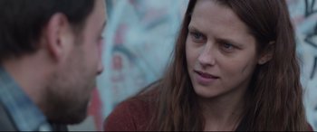 Movie still from “Berlin Syndrome” (2017), directed by Cate Shortland – A woman with long brown hair is talking to a man; Close Up shot, Over the shoulder angle