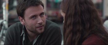 Movie still from “Berlin Syndrome” (2017), directed by Cate Shortland – A man and a woman are talking to each other; Close Up shot, Over the shoulder angle