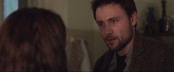 Movie still from “Berlin Syndrome” (2017), directed by Cate Shortland – A man and a woman are talking in a room; Close Up shot, Over the shoulder angle