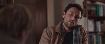 Movie still from “Berlin Syndrome” (2017), directed by Cate Shortland – A person sitting in a chair; Close Up shot, Over the shoulder angle