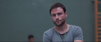 Movie still from “Berlin Syndrome” (2017), directed by Cate Shortland – A person wearing a gray shirt; Close Up shot, Over the shoulder angle