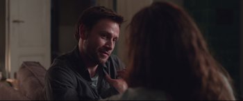 Movie still from “Berlin Syndrome” (2017), directed by Cate Shortland – A man sitting in front of a woman in front of a mirror; Close Up shot, Over the shoulder angle