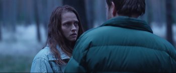 Movie still from “Berlin Syndrome” (2017), directed by Cate Shortland – A woman and a man standing next to each other; Close Up shot, Over the shoulder angle