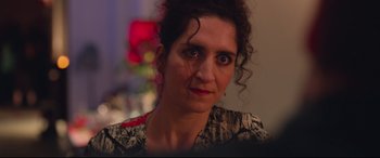 Movie still from “Berlin Syndrome” (2017), directed by Cate Shortland – A person with curly hair; Close Up shot, Over the shoulder angle