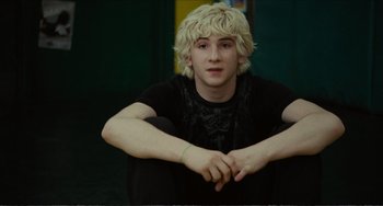 Movie still from “Win Win” (2011), directed by Tom McCarthy – A man with blonde hair sitting on the ground; Close Up shot, Low angle