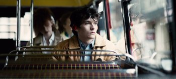 Movie still from “Black Mirror: Bandersnatch” (2018), directed by David Slade – A man sitting on a bus looking out of the window; Close Up shot, Over the shoulder angle