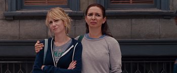 Movie still from “Bridesmaids” (2011), directed by Paul Feig – Two women standing next to each other in front of a building; Close Up shot, Over the shoulder angle
