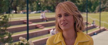 Movie still from “Bridesmaids” (2011), directed by Paul Feig – A woman in a yellow jacket standing in front of steps; Close Up shot, Over the shoulder angle