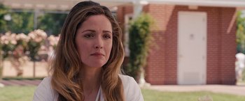 Movie still from “Bridesmaids” (2011), directed by Paul Feig – A person with long hair; Close Up shot, Over the shoulder angle