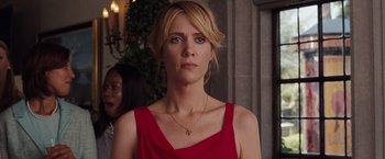 Movie still from “Bridesmaids” (2011), directed by Paul Feig – A woman in a red dress is standing in front of a building; Close Up shot, Over the shoulder angle