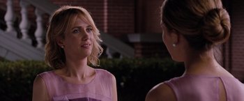 Movie still from “Bridesmaids” (2011), directed by Paul Feig – Two women talking to each other in front of a brick wall; Close Up shot, Over the shoulder angle