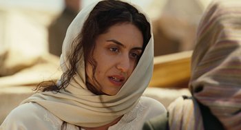 Movie still from “Charlie Wilson's War” (2007), directed by Mike Nichols – A person wearing a head scarf; Close Up shot, Over the shoulder angle