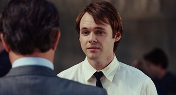 Movie still from “Charlie Wilson's War” (2007), directed by Mike Nichols – A man wearing a white shirt and a black tie talking to another man wearing a suit; Close Up shot, Over the shoulder angle