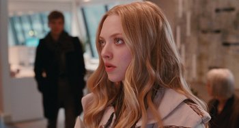 Movie still from “Chloe” (2009), directed by Atom Egoyan – A person with long blonde hair; Close Up shot, Over the shoulder angle