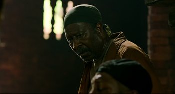 Movie still from “Da 5 Bloods” (2020), directed by Spike Lee – An older man with a green hat is looking at something; Close Up shot, Over the shoulder angle