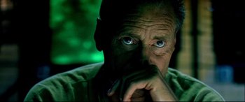 Movie still from “Black Hawk Down” (2001), directed by Ridley Scott – An older man with blue eyes is looking at the camera; Close Up shot, Low angle