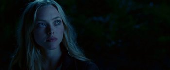 Movie still from “Dear John” (2010), directed by Lasse Hallström – A person with long blonde hair; Close Up shot, Over the shoulder angle