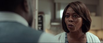 Movie still from “Fatherhood” (2021), directed by Paul Weitz – An older black woman is looking into the camera; Close Up shot, Over the shoulder angle