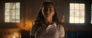 Movie still from “Fear Street: Part Two - 1978” (2021), directed by Leigh Janiak – A woman in a striped shirt is looking at the camera; Close Up shot, Low angle