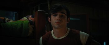 Movie still from “Fear Street: Part Two - 1978” (2021), directed by Leigh Janiak – A young man is looking into the camera; Close Up shot, Over the shoulder angle