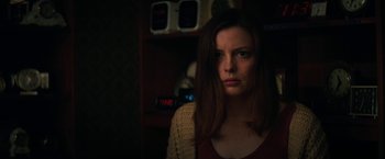 Movie still from “Fear Street: Part Two - 1978” (2021), directed by Leigh Janiak – A woman with long brown hair stares into the camera; Close Up shot, Low angle