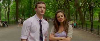 Movie still from “Friends with Benefits” (2011), directed by Will Gluck – A man and a woman standing next to each other on a sidewalk; Close Up shot, Over the shoulder angle