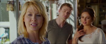 Movie still from “Friends with Benefits” (2011), directed by Will Gluck – A man and a woman standing next to each other in front of a building; Close Up shot, Over the shoulder angle