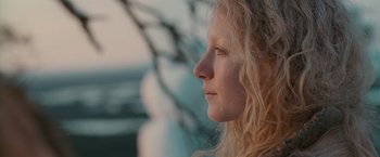 Movie still from “Hanna” (2011), directed by Joe Wright – A person with long hair; Close Up shot, Over the shoulder angle