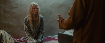 Movie still from “Hanna” (2011), directed by Joe Wright – A woman sitting on a bed in front of a man; Medium shot, Over the shoulder angle