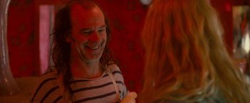 Movie still from “Hanna” (2011), directed by Joe Wright – A man with long hair is talking to a woman; Close Up shot, Over the shoulder angle