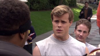 Movie still from “How High” (2001), directed by Jesse Dylan – A man in a gray shirt is talking to two other men; Close Up shot, Over the shoulder angle