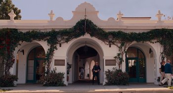 Movie still from “It's Complicated” (2009), directed by Nancy Meyers – A man standing in front of an entrance to a building; Extreme Wide shot, Low angle