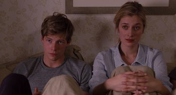 Movie still from “It's Complicated” (2009), directed by Nancy Meyers – A young man and a young woman sitting next to each other on a couch; Close Up shot, Over the shoulder angle