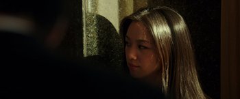 Movie still from “Blackhat” (2015), directed by Michael Mann – A woman with long brown hair is looking at the camera; Close Up shot, Over the shoulder angle