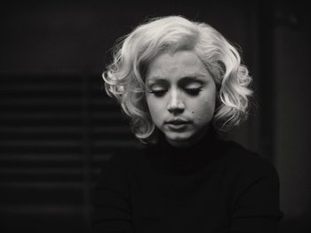 Movie still from “Blonde” (2022), directed by Andrew Dominik – A woman with blonde hair is looking down; Close Up shot, Low angle