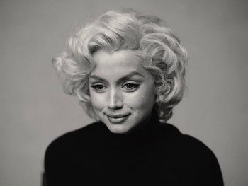 Movie still from “Blonde” (2022), directed by Andrew Dominik – A black and white photo of a woman with blonde curly hair; Close Up shot, High angle