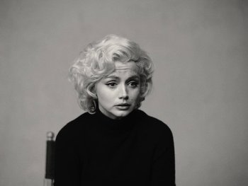 Movie still from “Blonde” (2022), directed by Andrew Dominik – A black and white photo of a woman with blonde hair; Close Up shot, High angle